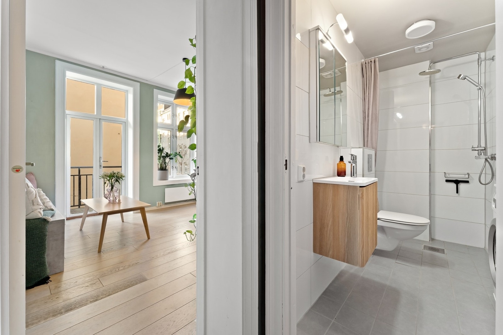 Baderommet er pent og funksjonelt utformet og ble oppført i 2014. Galleribilde