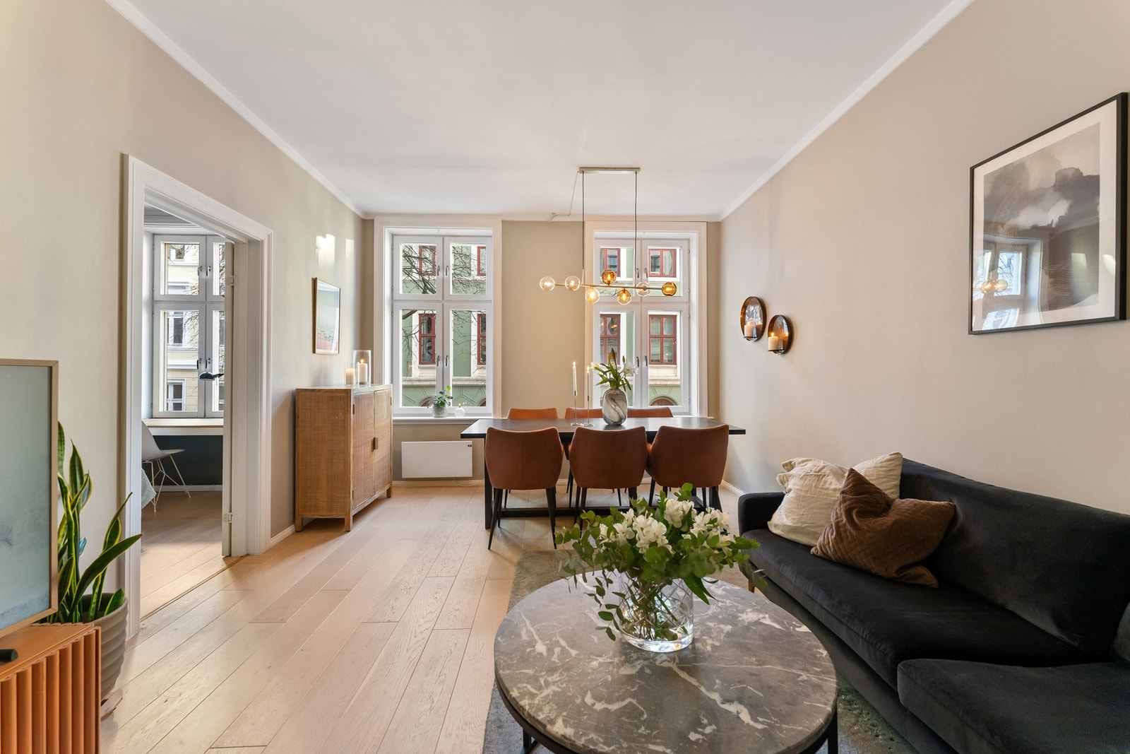 Her får du en sjarmerende og gjennomført 2- roms leilighet beliggende i klassisk bygård på attraktive Fredensborg. Galleribilde