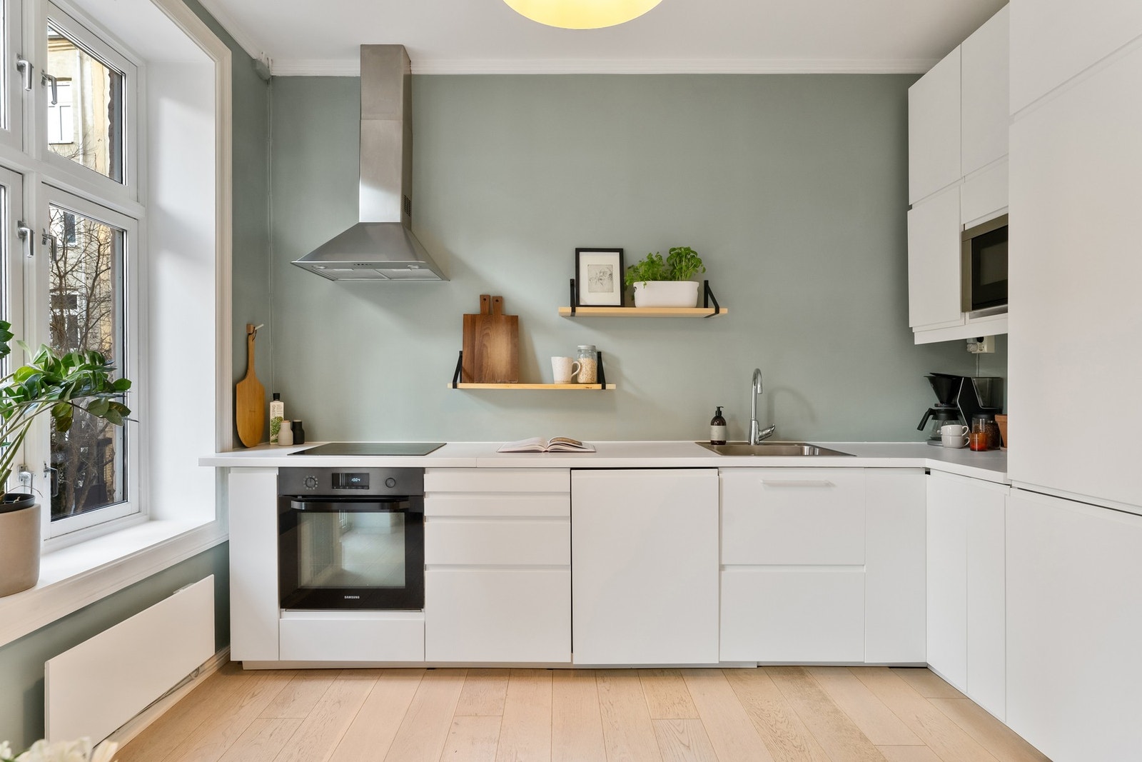 Kjøkkenet har slette, tidløse fronter og gode arbeidsflater i laminat, og er utstyrt med integrerte hvitevarer som kjøleskap, stekeovn og oppvaskmaskin. Galleribilde