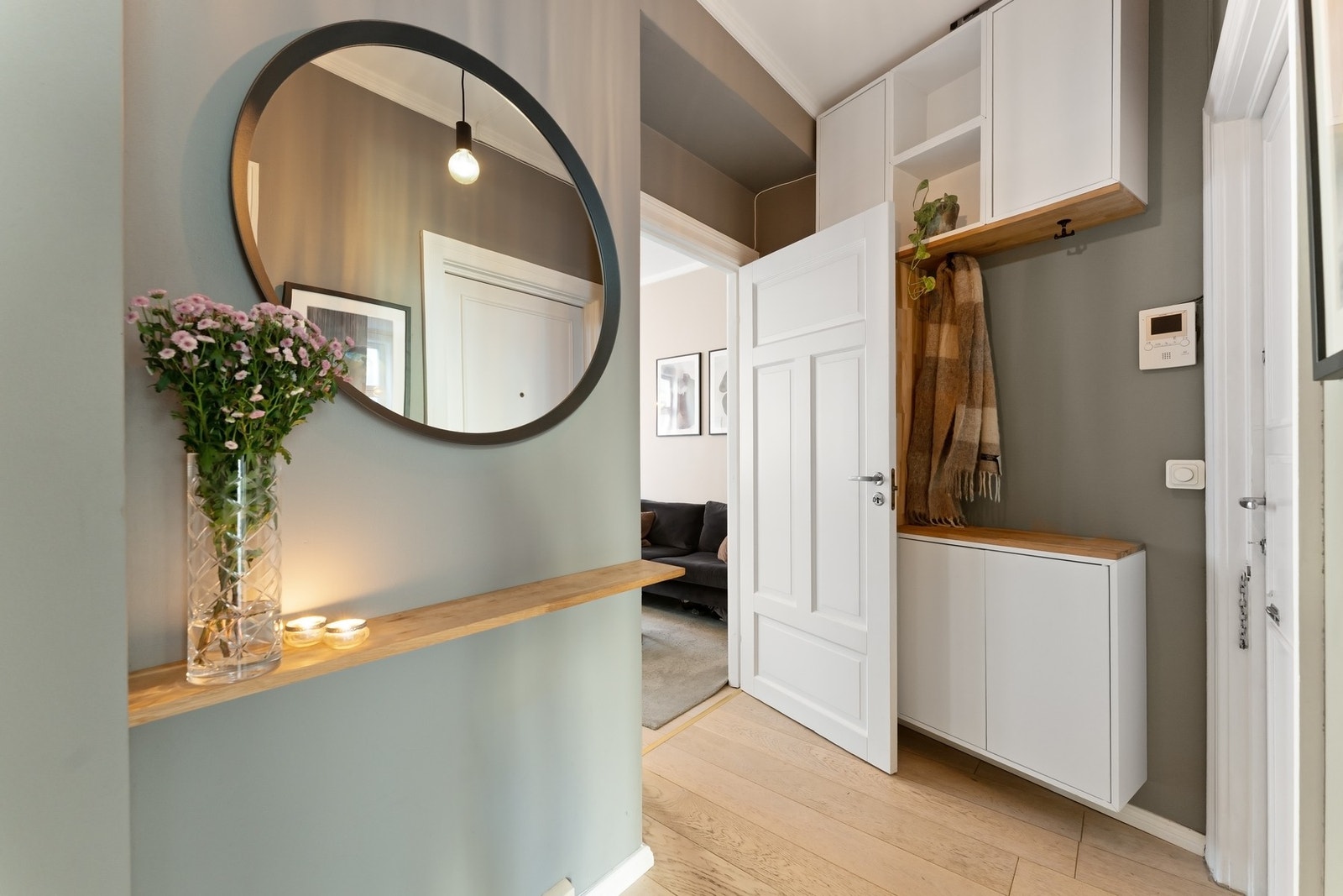 Entré. Fra entréen er det enkel tilgang til leilighetens øvrige rom. Galleribilde