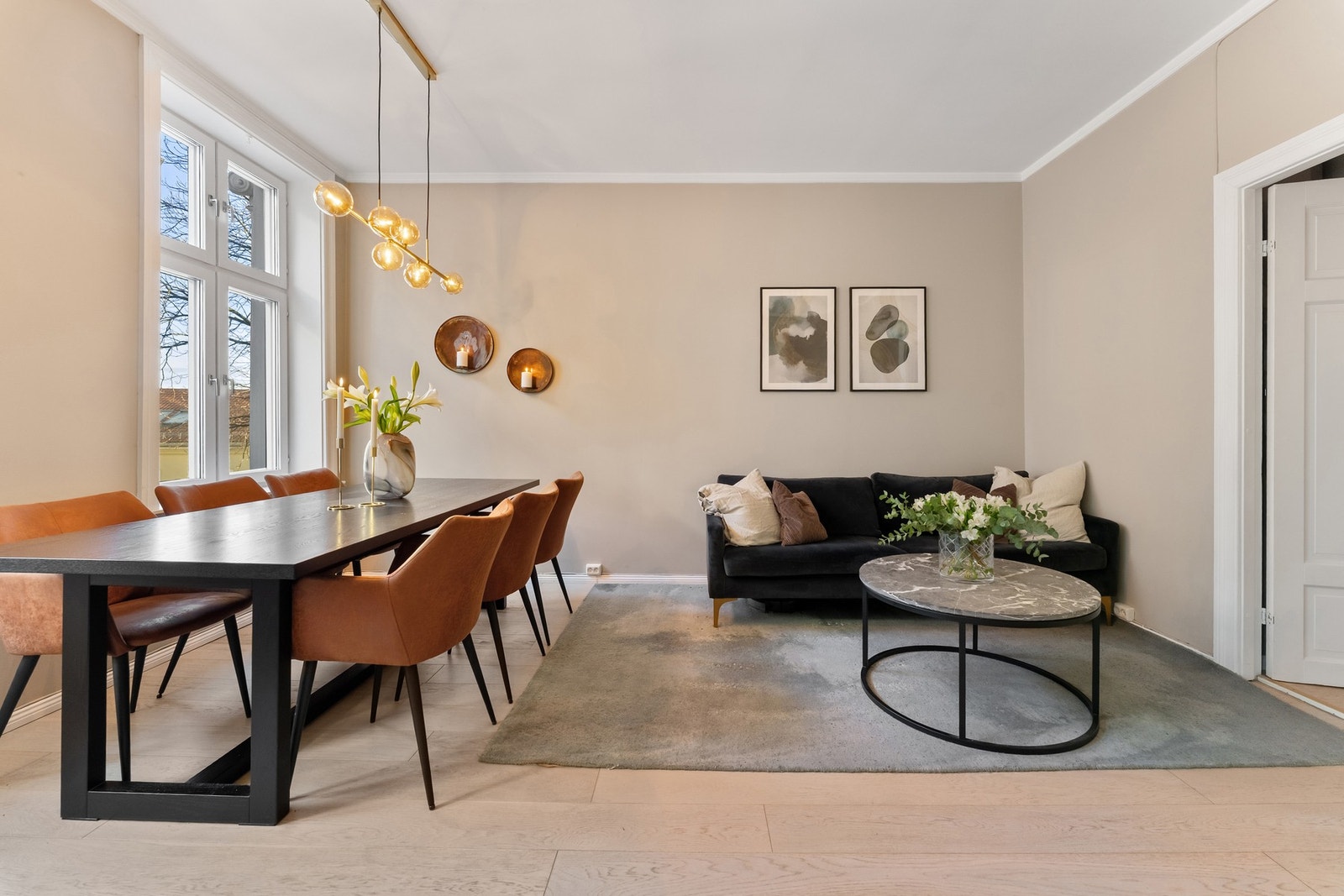 Stuen er romslig og lys med store vindusflater som sørger for rikelig med naturlig dagslys gjennom hele dagen. Galleribilde