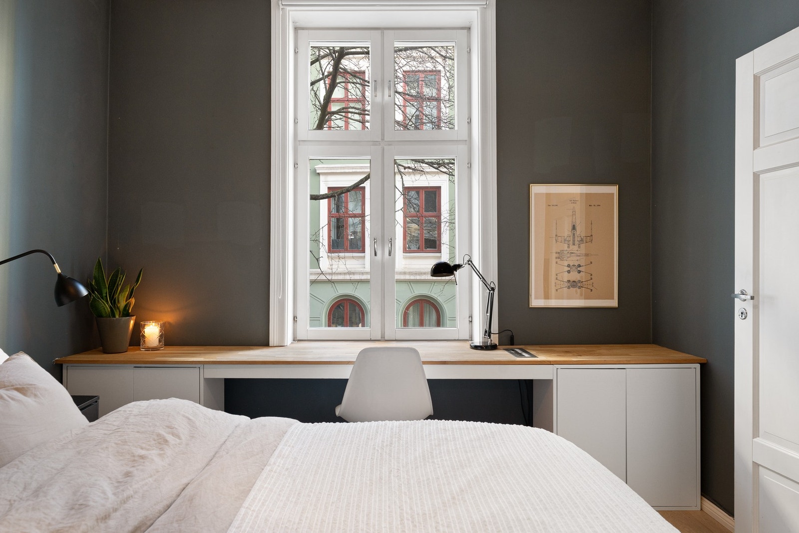 Det er god plass til skrivebord, som gjør rommet velegnet til hjemmekontor. Plassbygd kontorpult følger med. Galleribilde