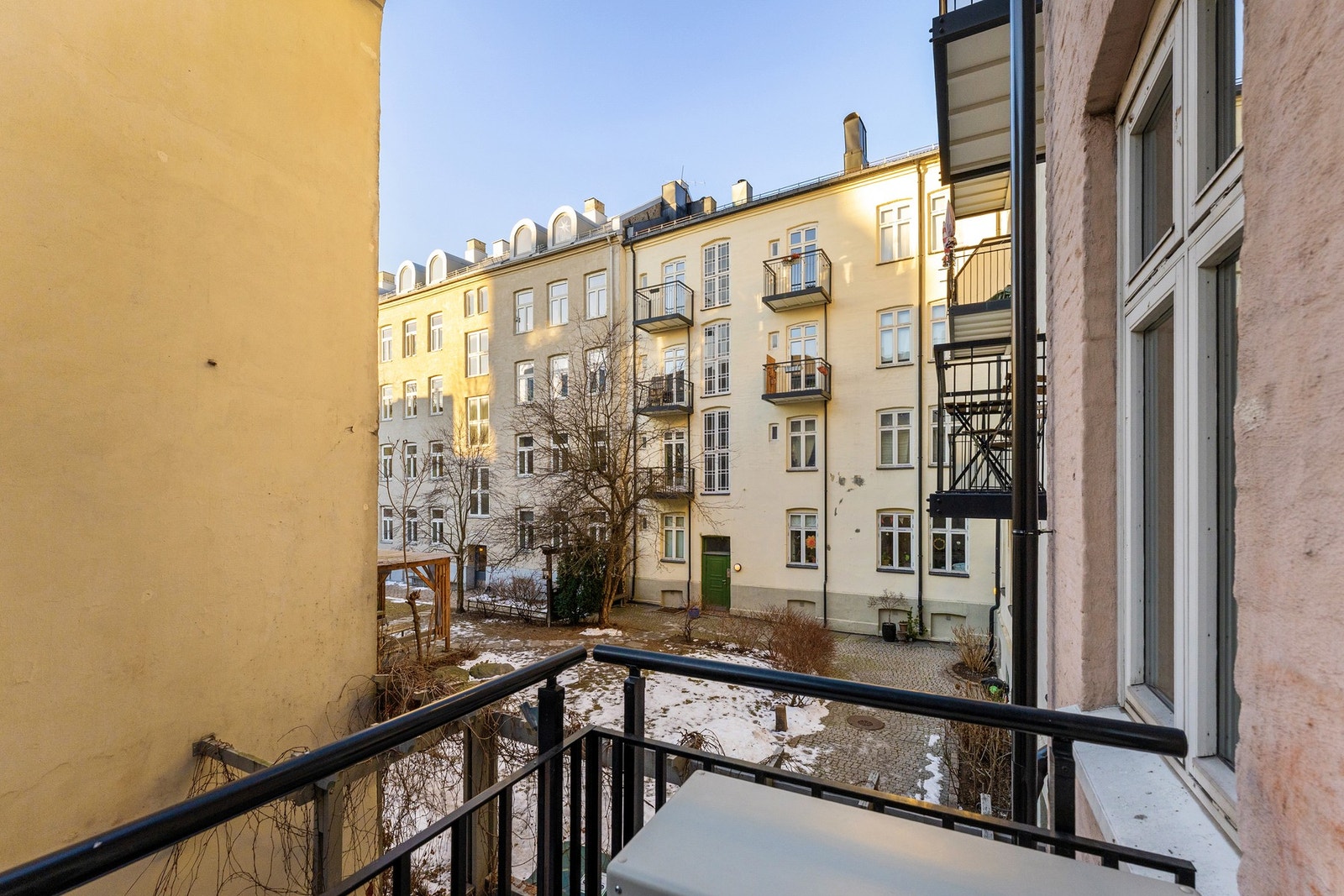 Balkongen har gode solforhold, fra ca. kl. 10.30 til 18.30 på sommerstid, når solen står høyest. Galleribilde