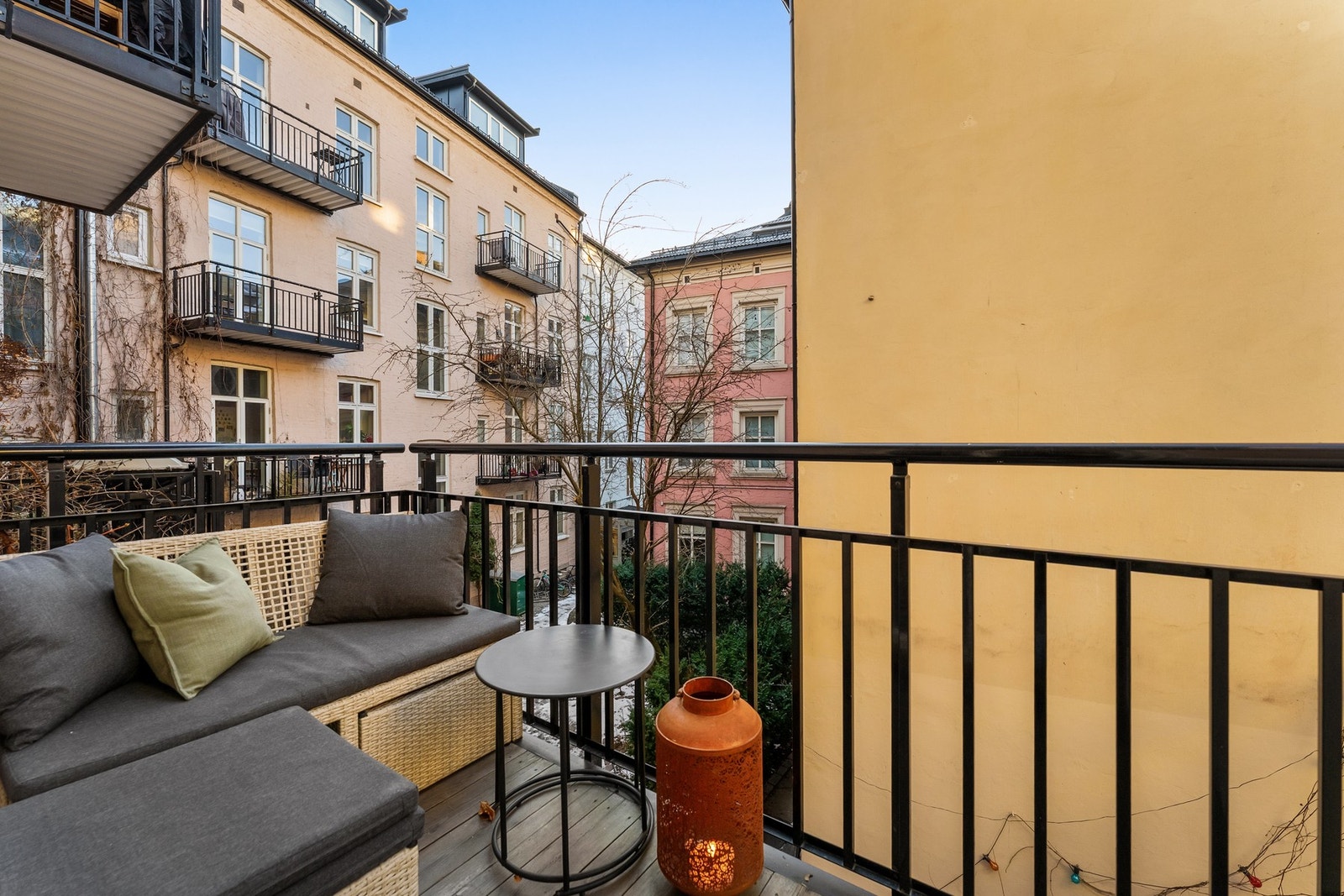 Fra kjøkkenet er det direkte utgang til sydvendt balkong på ca. 4 kvm: et naturlig sted for frokost og måltider ute når sesongen tillater det. Galleribilde