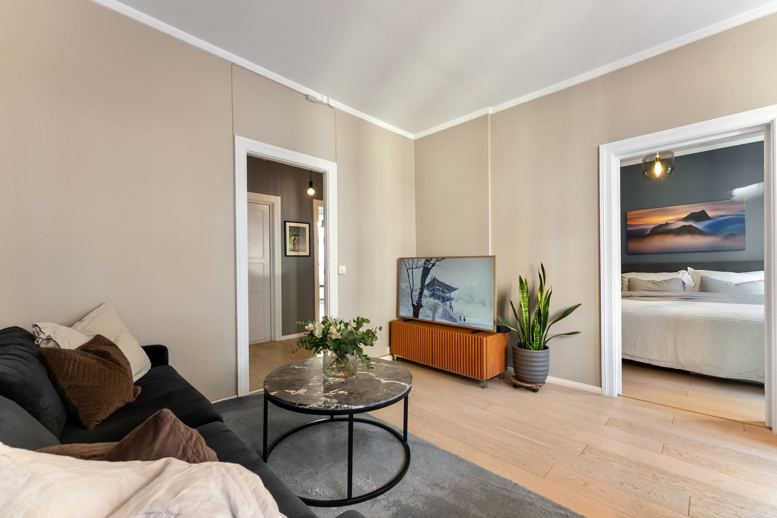 Lyse overflater og gjennomgående parkett skaper en harmonisk atmosfære. Galleribilde