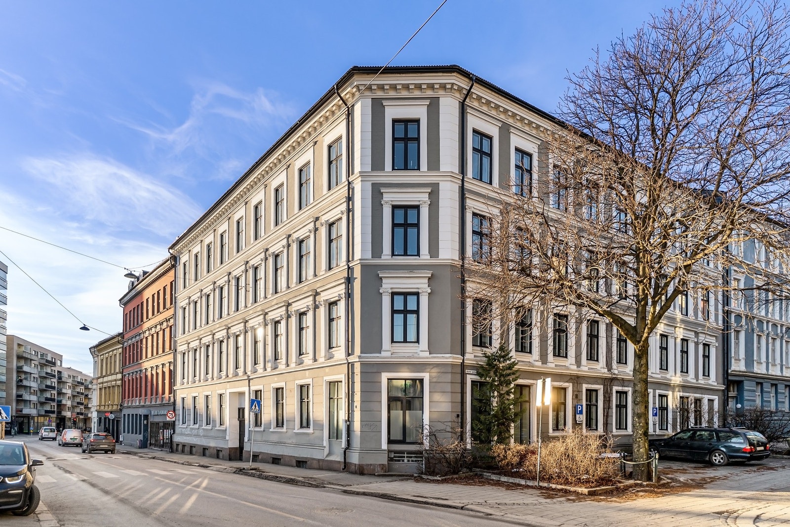 Bygget ligger attraktivt til i et etablert og ettertraktet område, med nærhet til byens fasiliteter samtidig som beliggenheten oppleves rolig og tilbaketrukket. Galleribilde