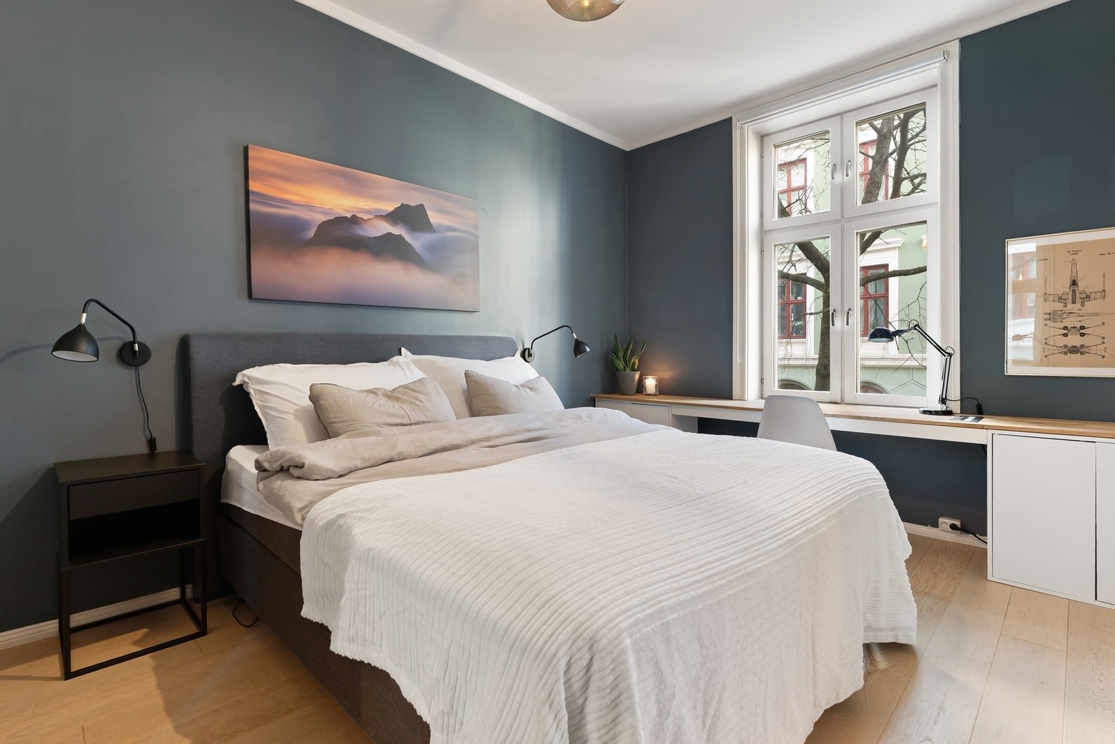 Soverommet har en god og romslig størrelse med plass til dobbeltseng, nattbord og øvrig møblement. Galleribilde