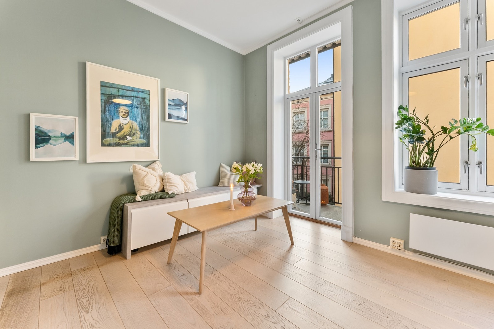 Kjøkkenet fremstår som lyst og innbydende med en funksjonell og gjennomtenkt løsning. Det er god plass til en større spisegruppe. Galleribilde