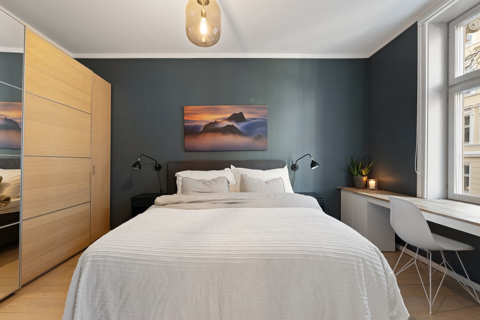 Rommet er utstyrt med skyvedørsgarderobe som gir rikelig med oppbevaringsplass. Galleribilde