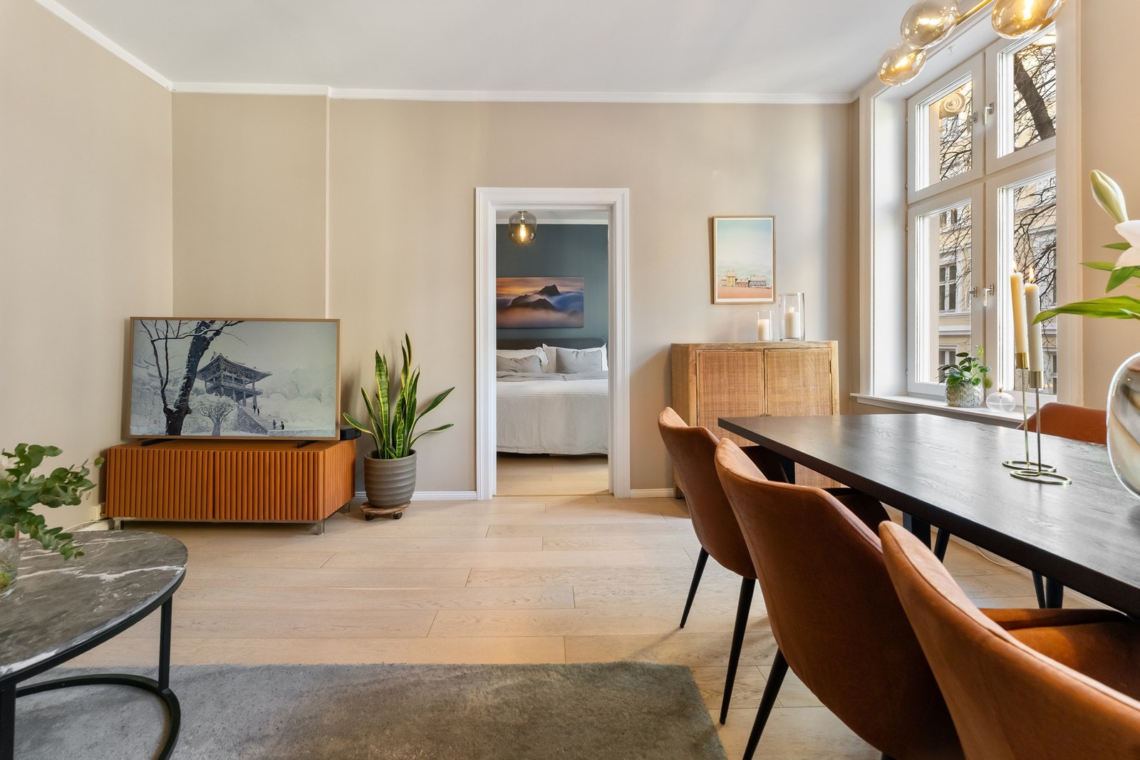 Den gode takhøyden på ca. 2,82 meter gir en luftig og behagelig romfølelse. Galleribilde