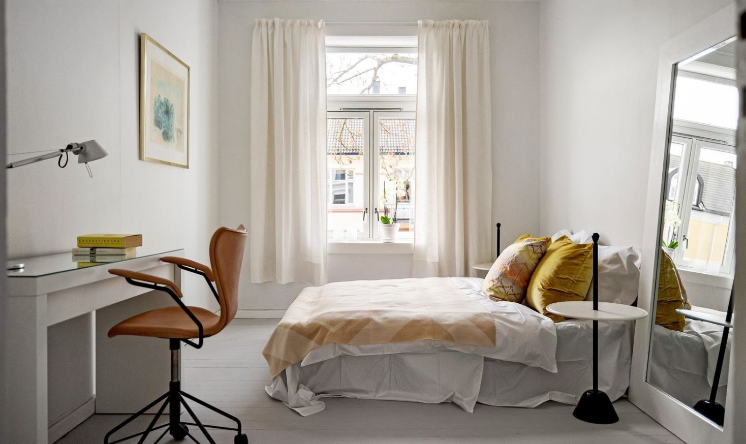 Soverom med god plass til dobbeltseng Galleribilde