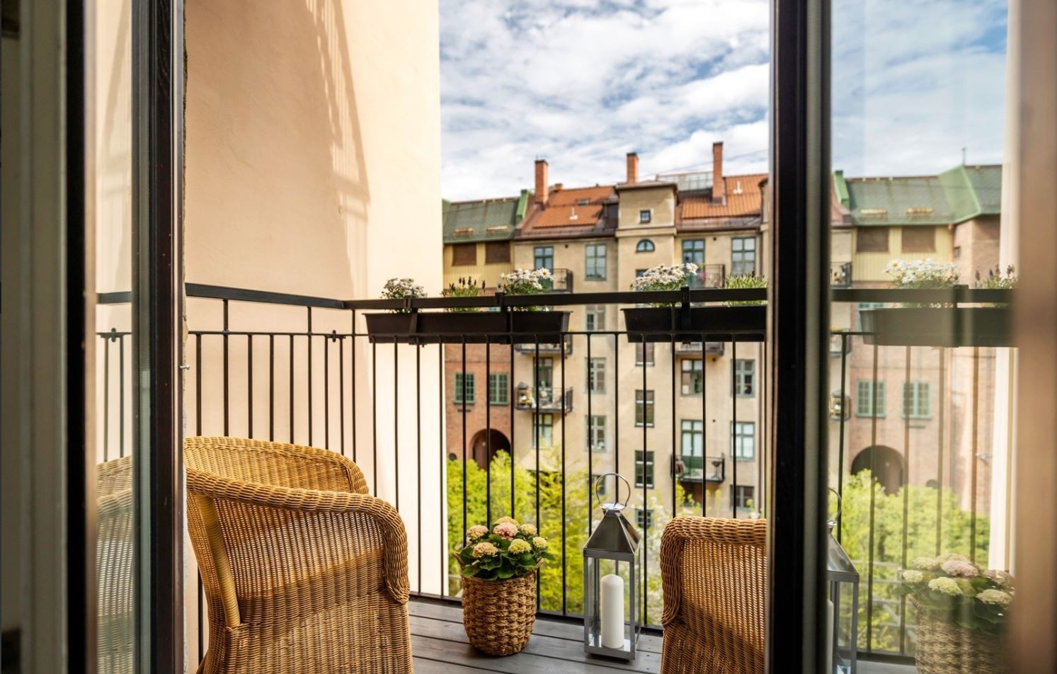 Utsikt fra balkong mot bakård og med morgensol Galleribilde