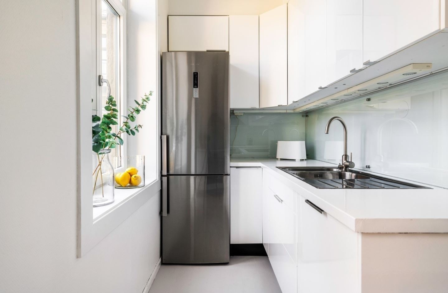 Kjøkken med god lagringsplass i skap. Galleribilde