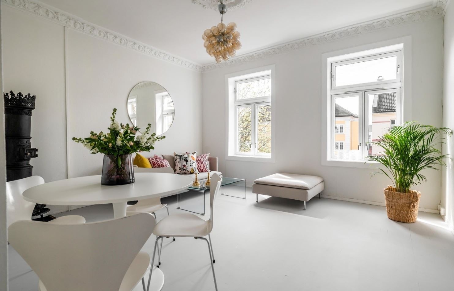 Pen stue med stukkatur og rosett. Galleribilde