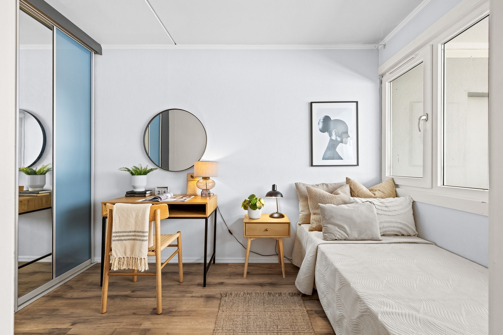 Soverommet er lyst og trivelig, med god plass til seng og møblement Galleribilde