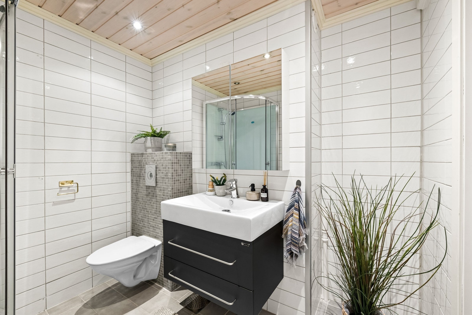 Varmekabler i gulv på bad, og opplegg for vaskemaskin Galleribilde