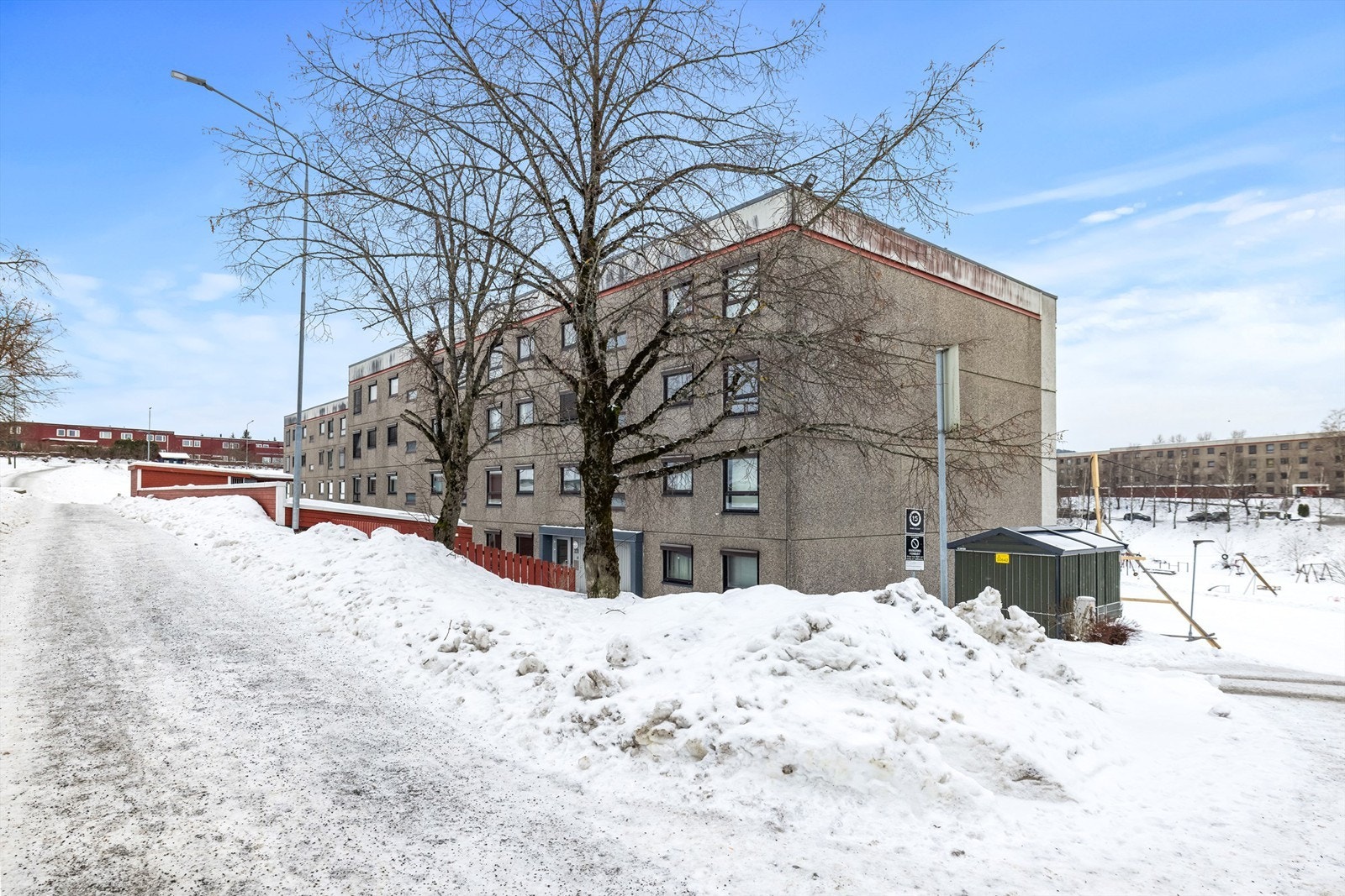 Leiligheten ligger i en etablert boligblokk med rolige omgivelser. Galleribilde