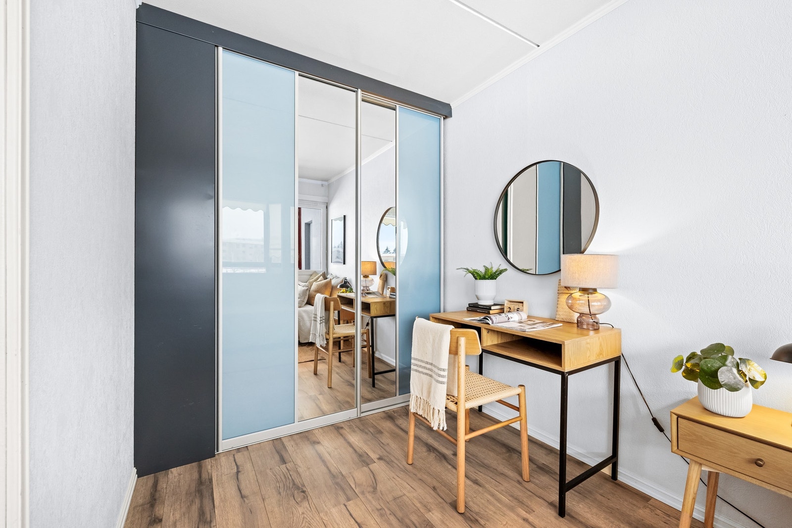 En stor skyvedørsgarderobe gir utmerkede oppbevaringsmuligheter. Galleribilde