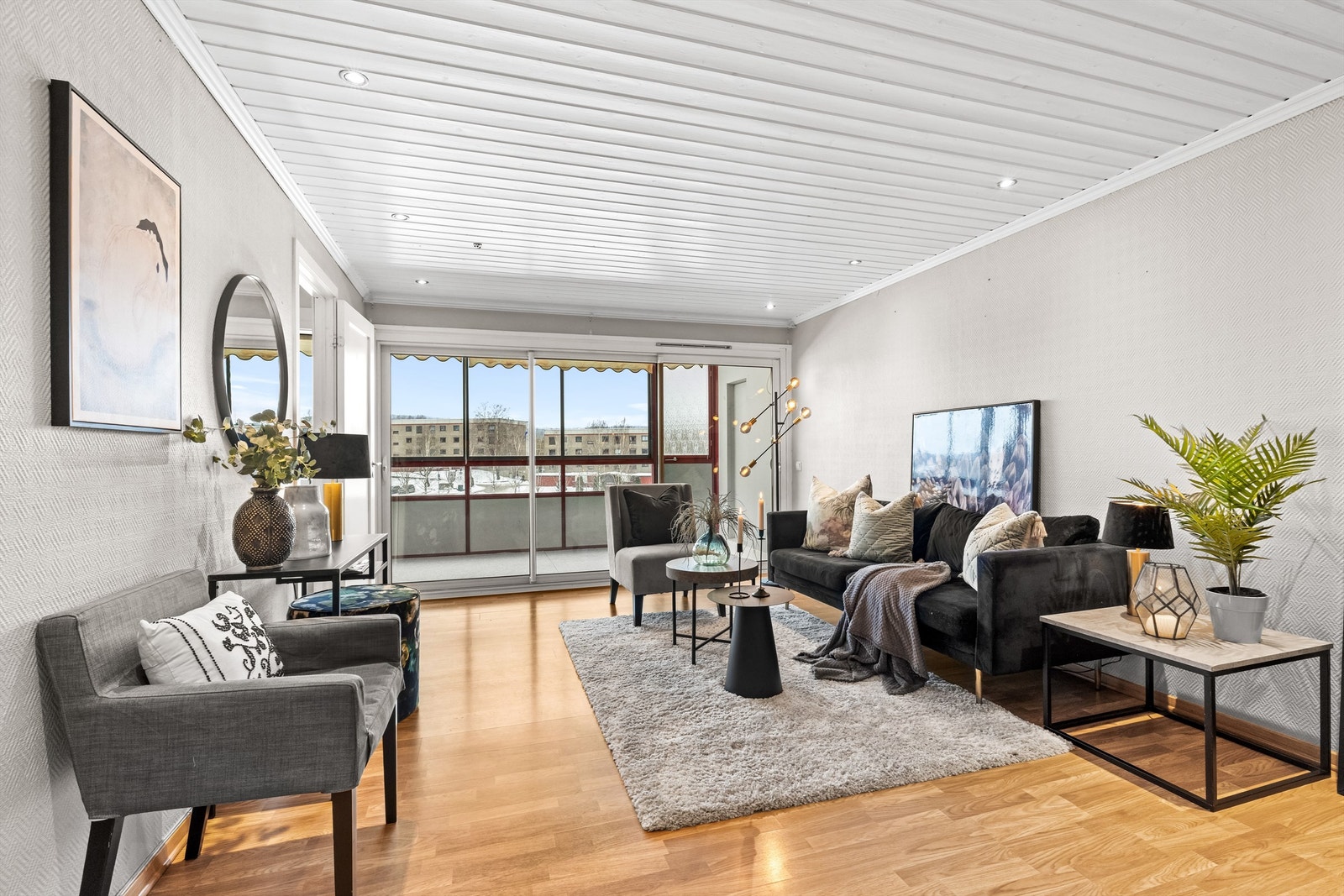 Store vindusflater gir godt med naturlig lys og leder ut til balkongen. Galleribilde