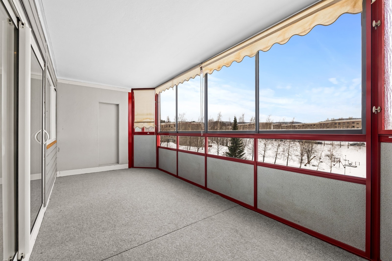 Den store, innglassede balkongen fungerer som et ekstra rom store deler av året. Galleribilde