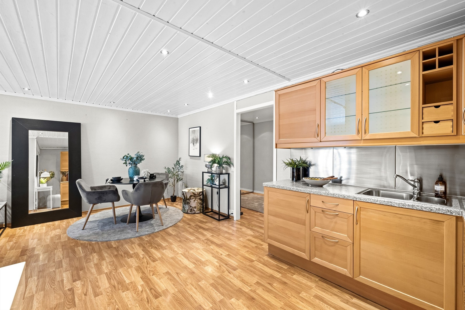 Innredningen har profilerte fronter i tre og laminat benkeplate. Galleribilde