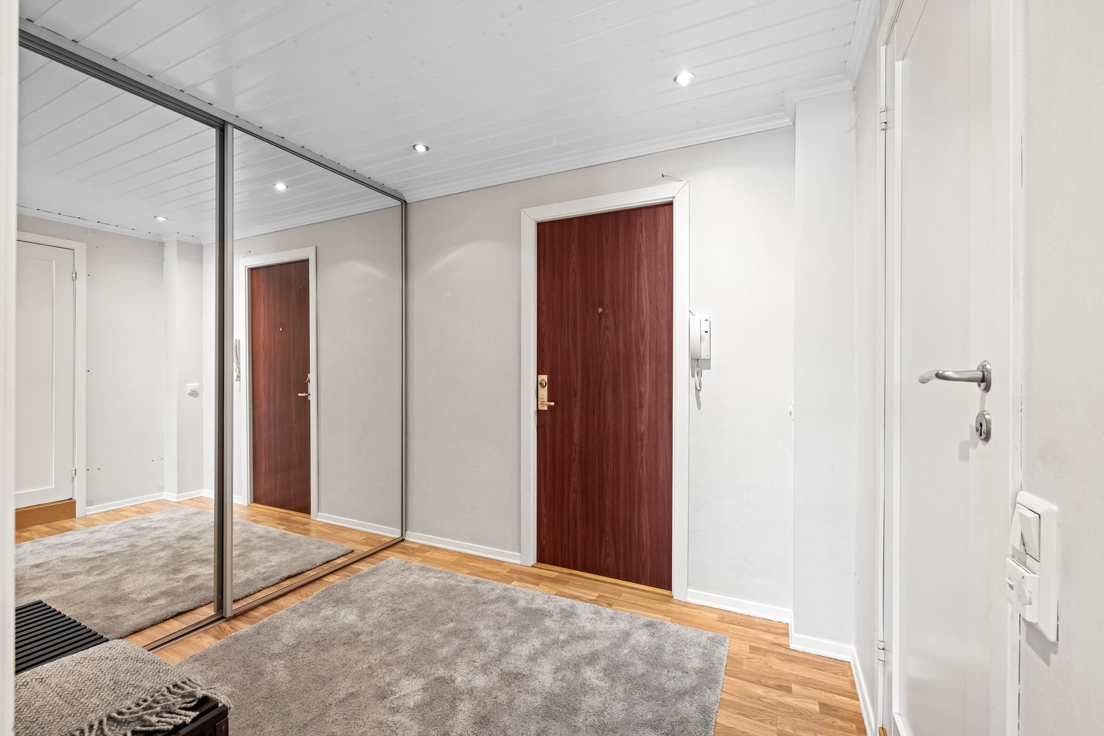 Du ønskes velkommen inn i en romslig entré med plass til oppbevaring. Galleribilde