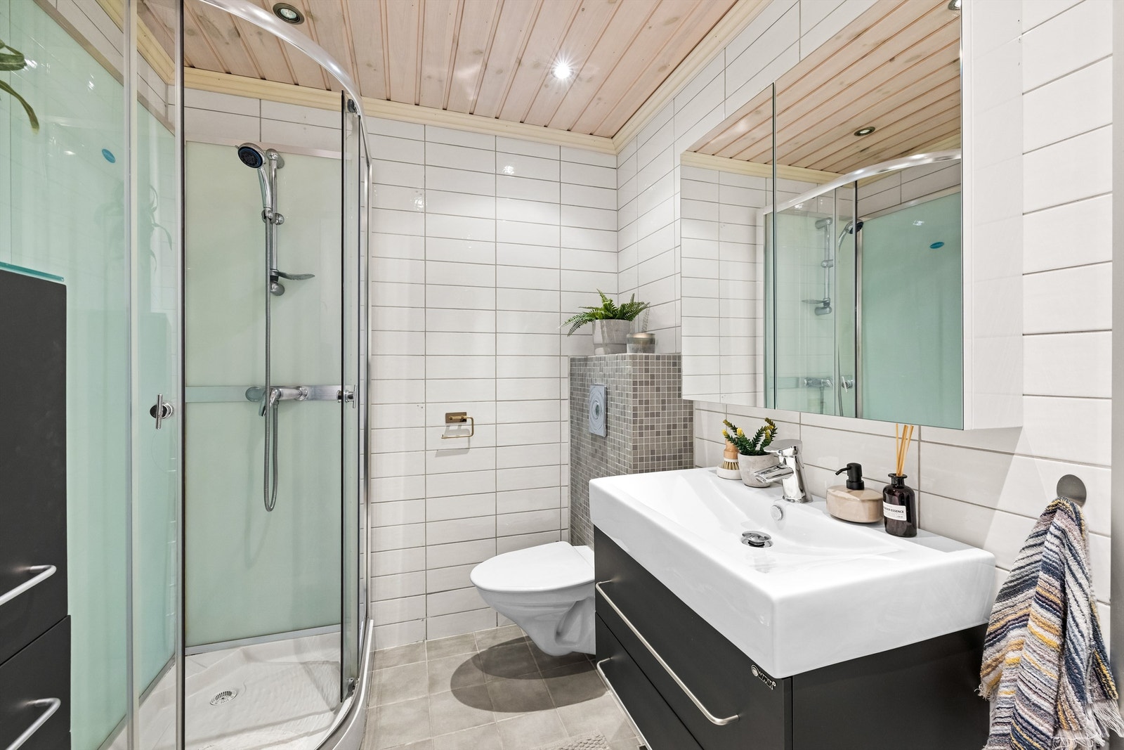 Badet er helfliset med tidløse farge- og materialvalg. Galleribilde