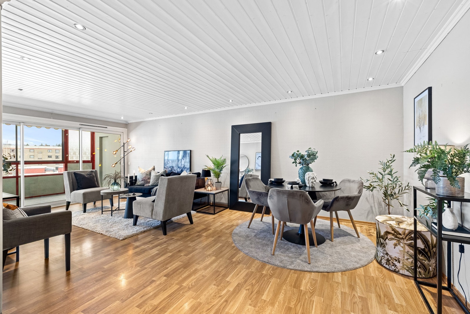 Leiligheten har en åpen og sosial planløsning mellom stue og kjøkken. Galleribilde