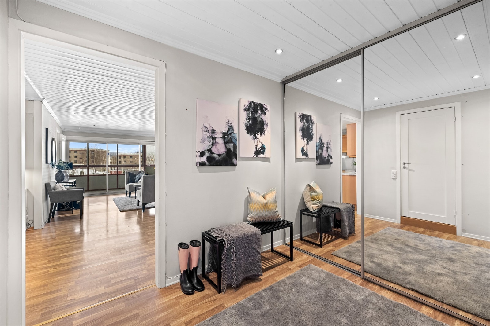 En stor skyvedørsgarderobe med speilfronter gir rikelig med lagringsplass i entrèn Galleribilde