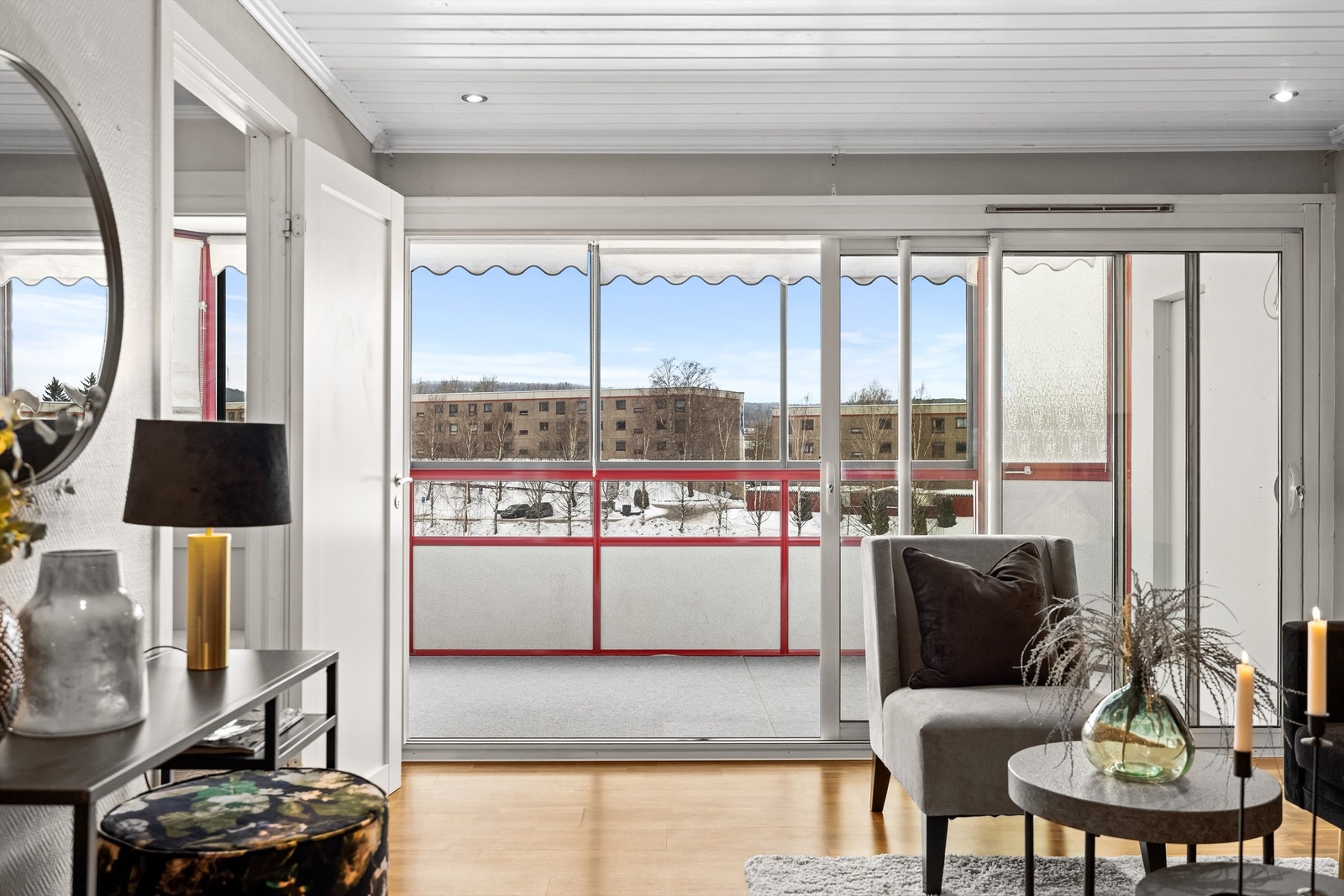 Skyvedørene åpner opp og visker ut skillet mellom inne og ute. Galleribilde