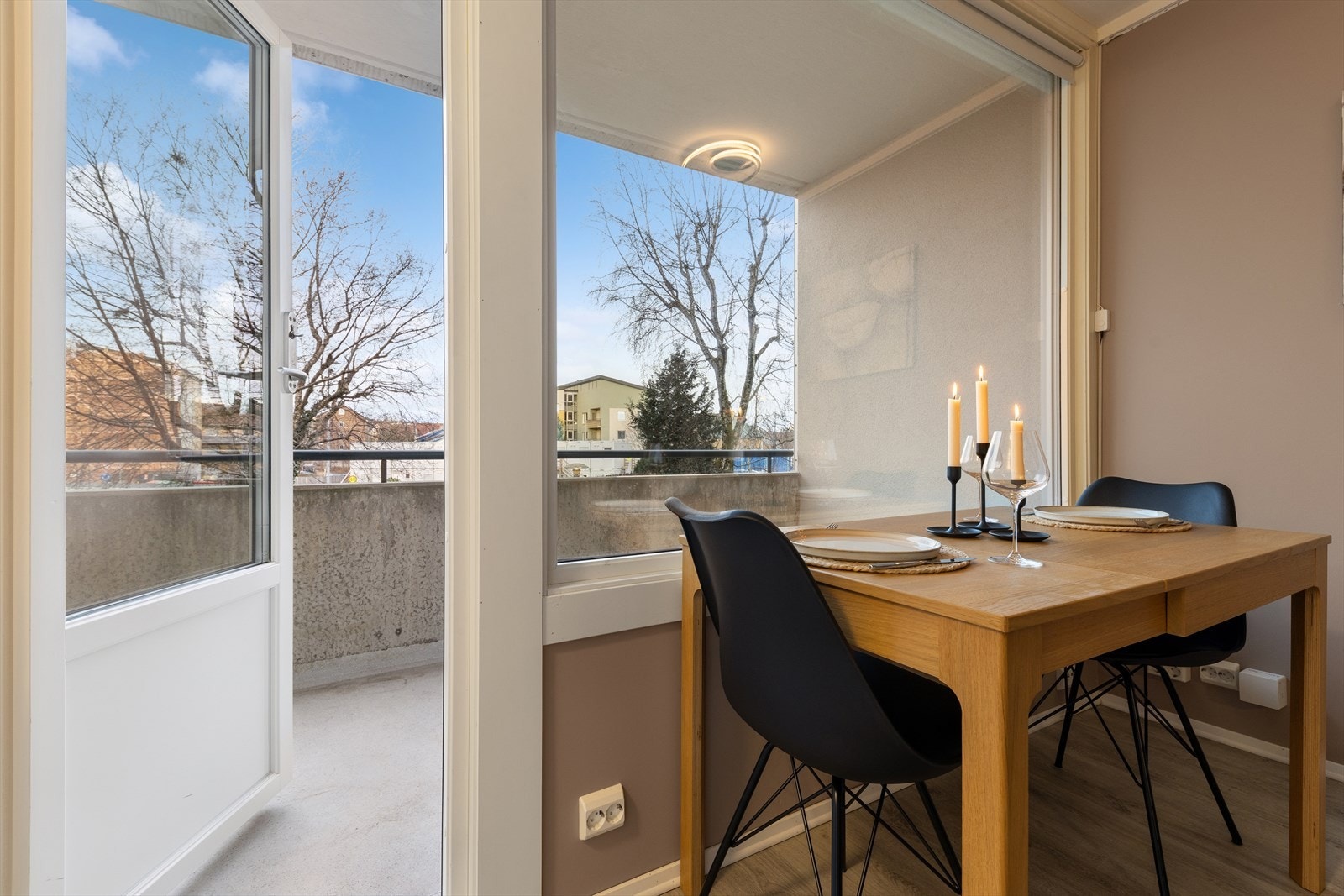 Her har du plass til et mindre spisebord langs vinduene, i tillegg til å ha plass til en sofagruppe. Galleribilde