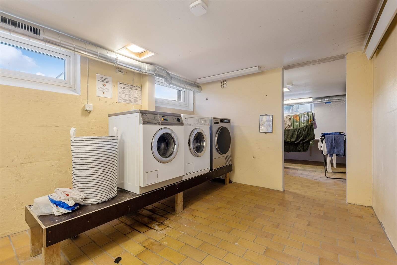 Felles vaskerom. Galleribilde