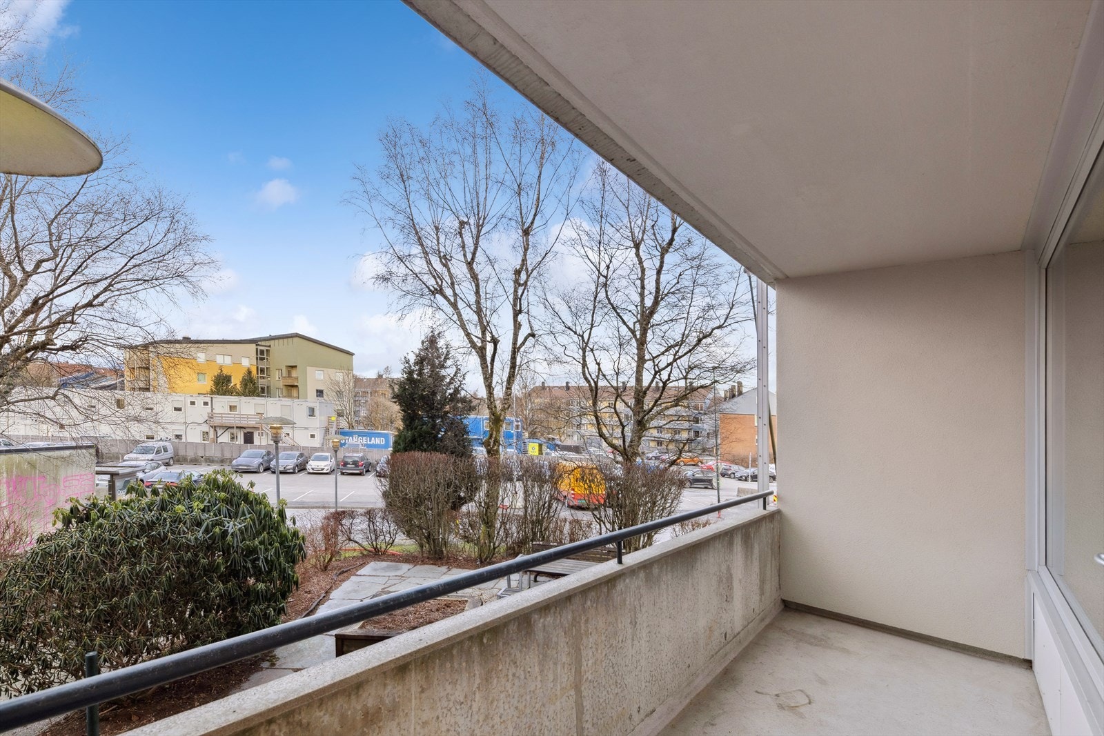 Kort gangavstand til nærmeste bussholdeplass "Saxemarka". Galleribilde