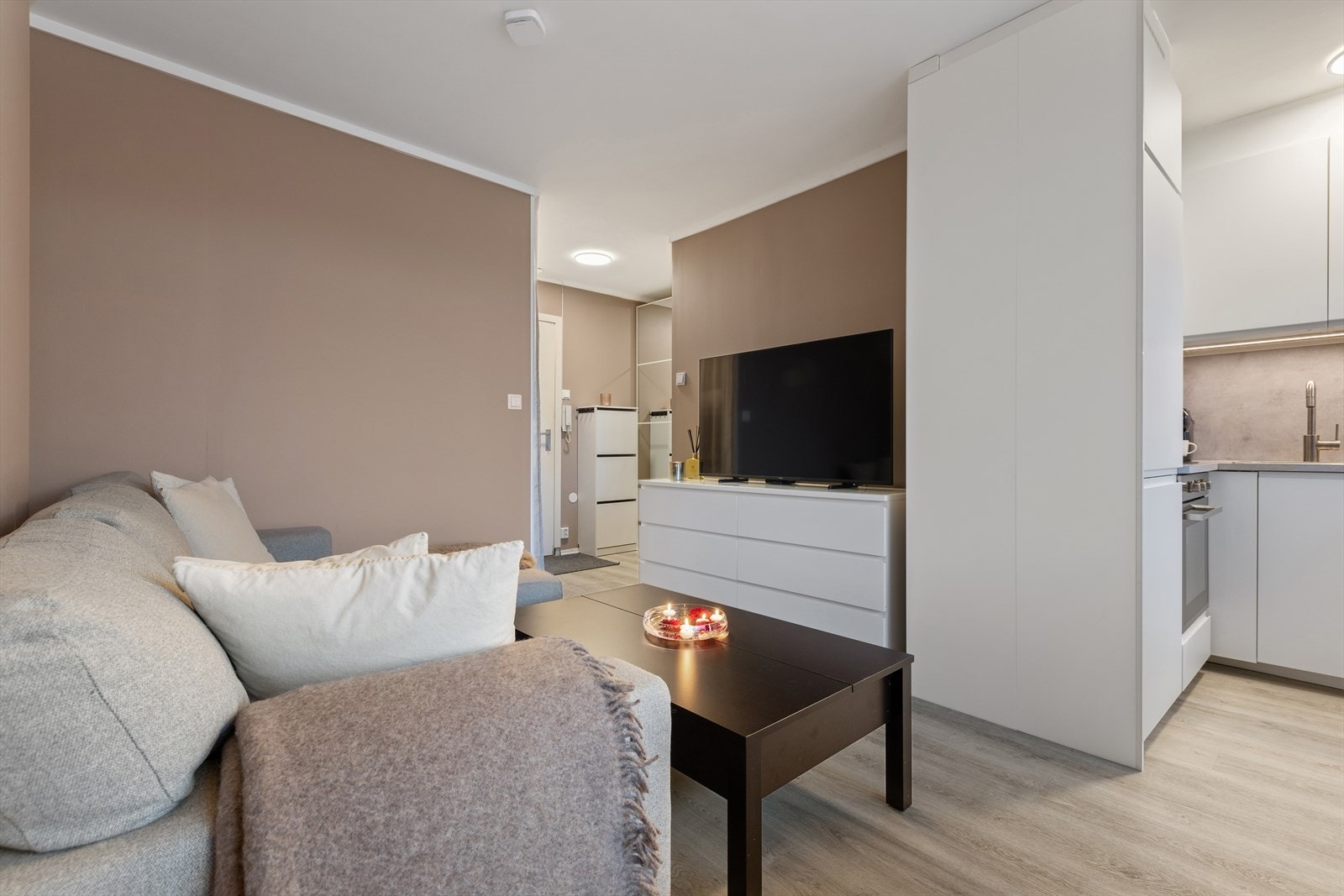 Stuen er godt utnyttet med plass til sofagruppe og TV-vegg. Galleribilde