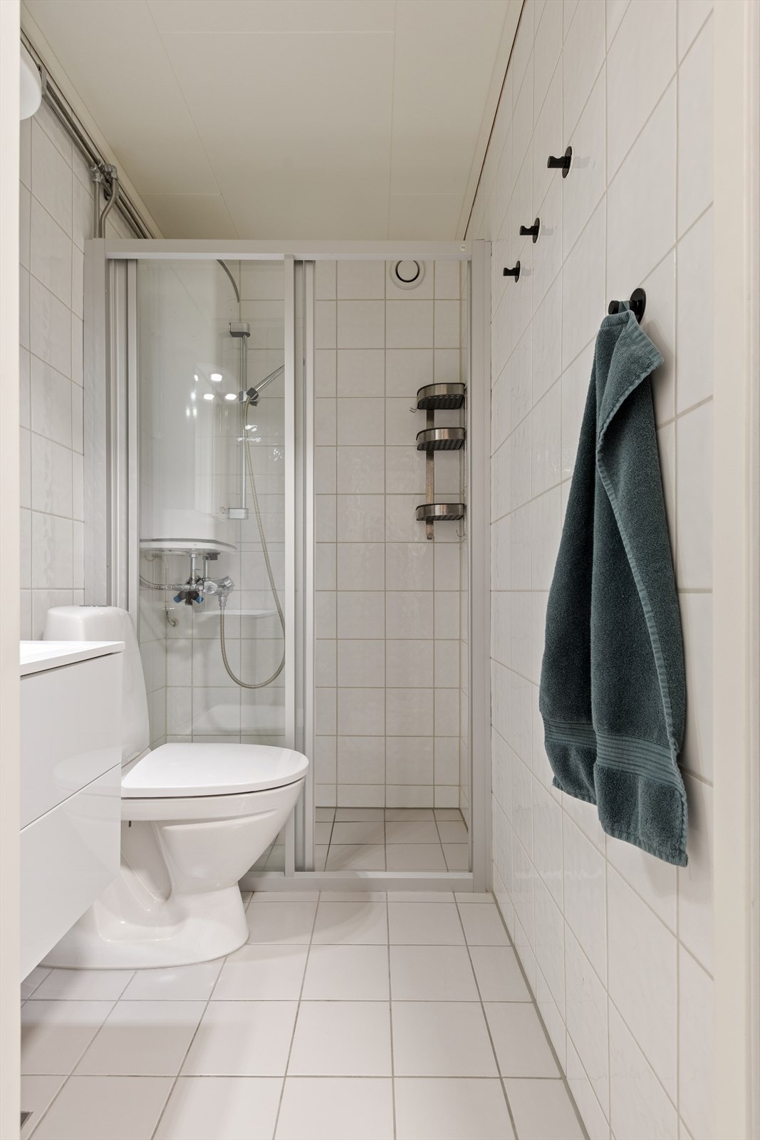 Badet er fra ca. 2012 og har dusjsone, lys innredning av nyere dato og toalett. Galleribilde