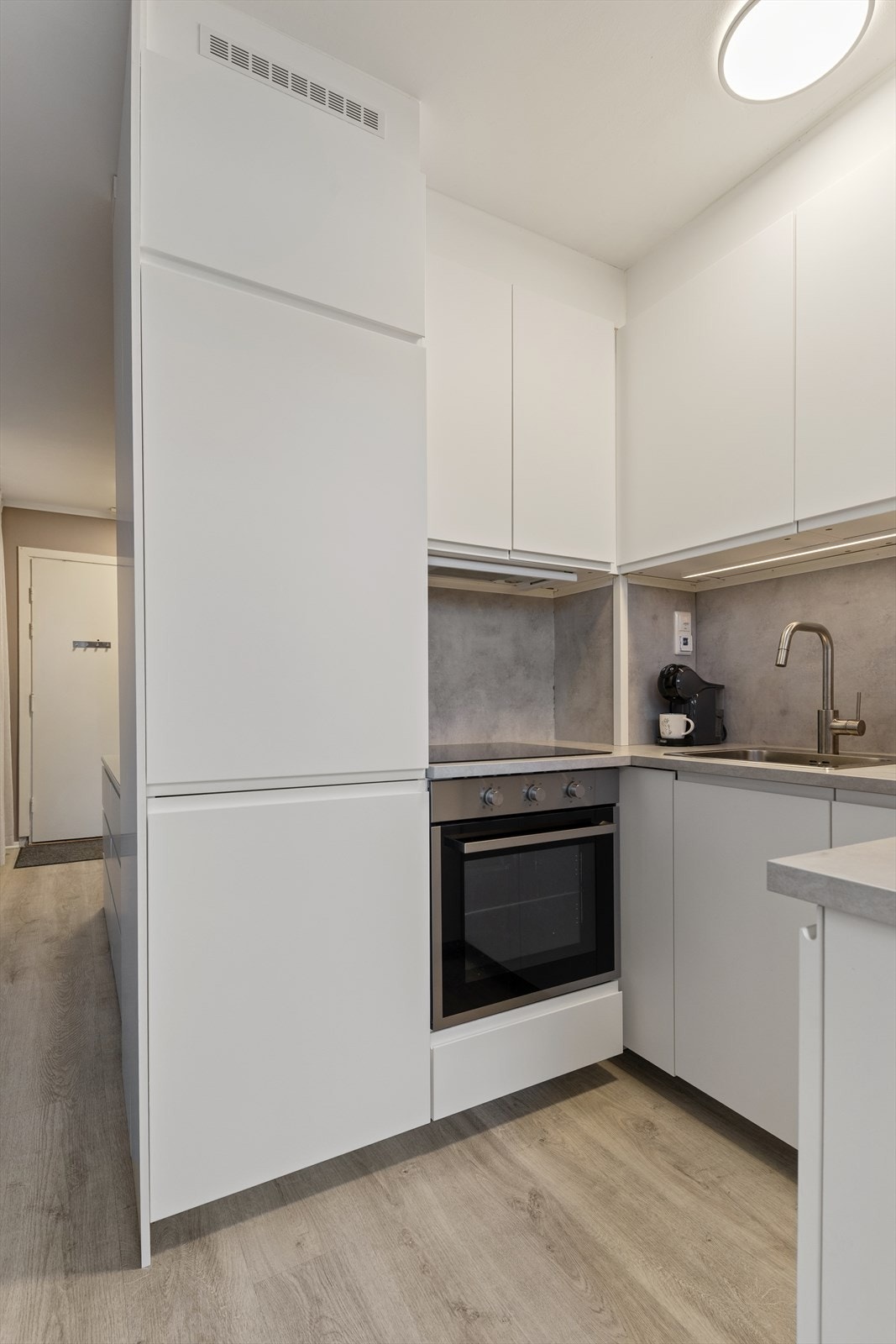 Kjøkkenet er nytt fra 2024 og har integrerte, nye hvitevarer samt en optimalisert løsning med gode arbeidsflater og rikelig oppbevaringsplass. Galleribilde