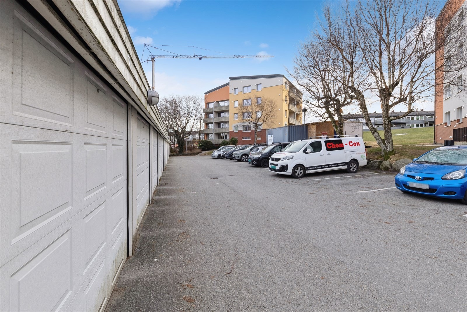 Felles utvendig parkeringsplass med lademuligheter for elbil, samt mulighet for å leie garasjeplass. Galleribilde