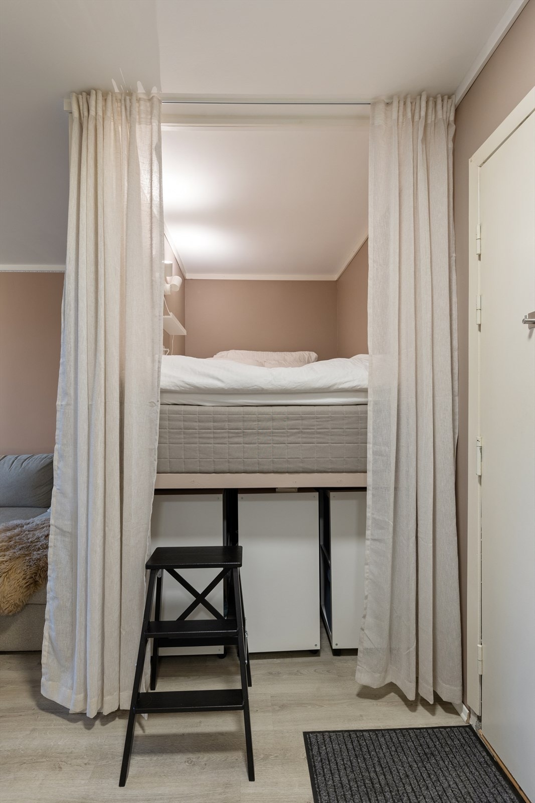 Boligen har en praktisk sovealkove med oppbevaringsplass under sengen, i tillegg til ekstern bod som gir ekstra lagringsplass på loft og kjeller. Galleribilde