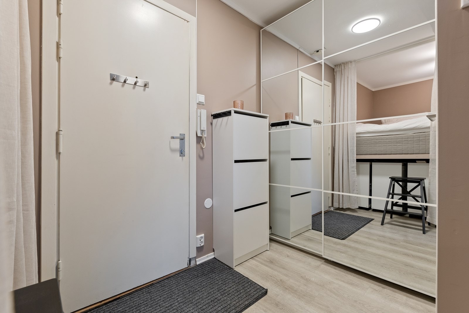 Inngangspartiet har rikelig med plass for oppheng av yttertøy og skyvedørsgarderobe. Galleribilde