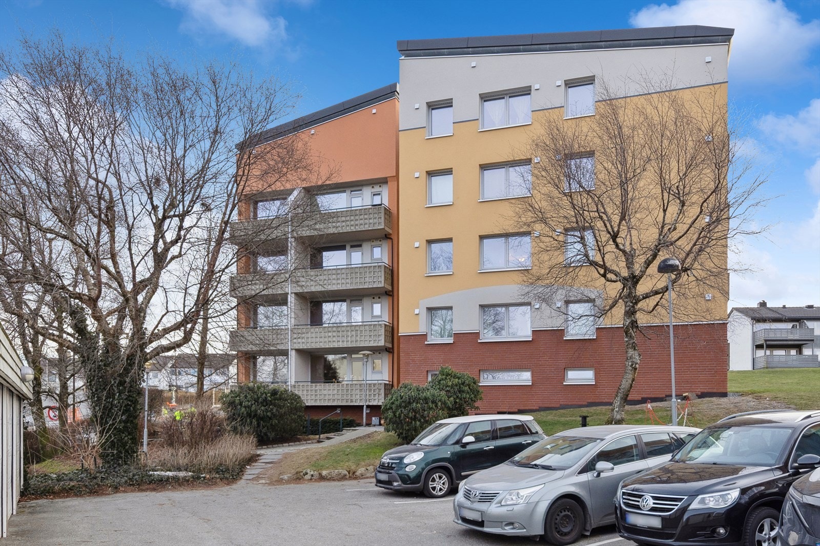 Leiligheten ligger i et rolig og veletablert boligområde i Saxemarka, kun en kort kjøretur fra Stavanger sentrum. Her bor du sentralt, men samtidig tilbaketrukket fra byens puls, med nærhet til det meste du trenger i hverdagen. Galleribilde