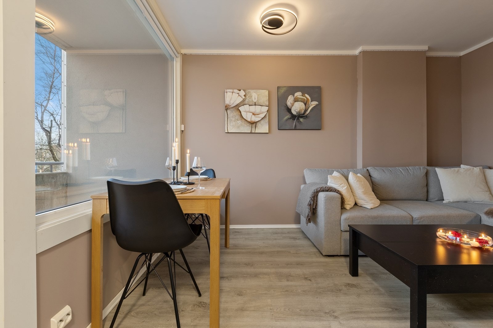 Leiligheten har nyere gulv, helsparklede overflater og er malt i lyse, tidsriktige toner. Galleribilde