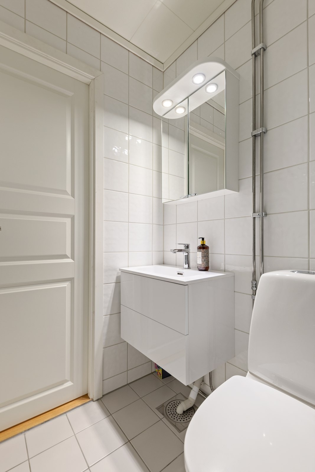 Speil med down-lights og ekstra lagring. Galleribilde