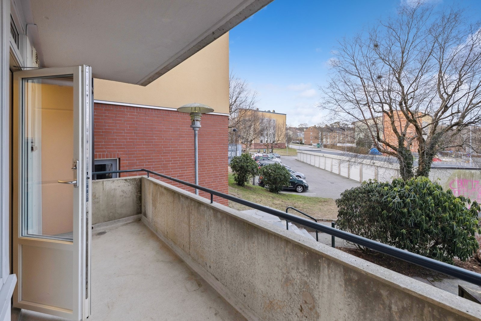 Balkong (ca. 6 kvm) som kan nytes med gode solforhold. Her har du plass til en sittegruppe. Galleribilde