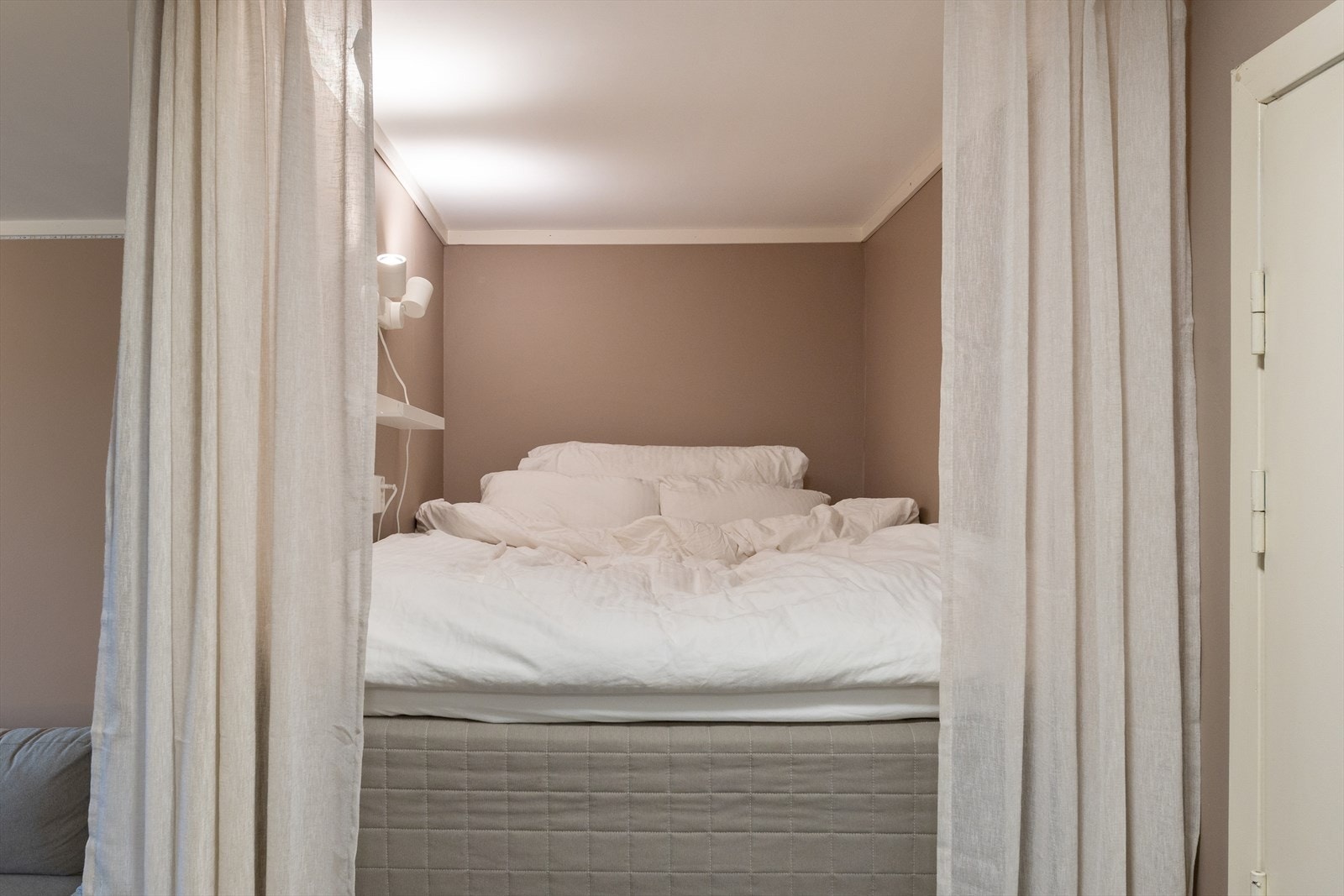 Godt utnyttet alkove med lys, stikk-kontakt og god plass til madrass. Galleribilde