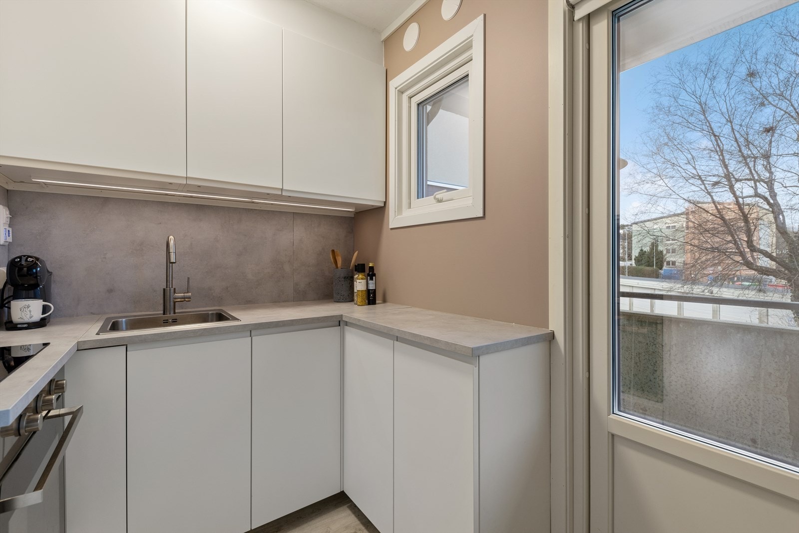 Hver eneste krok er utnyttet for å gi mest mulig funksjonell og optimal kjøkkenløsning. Galleribilde