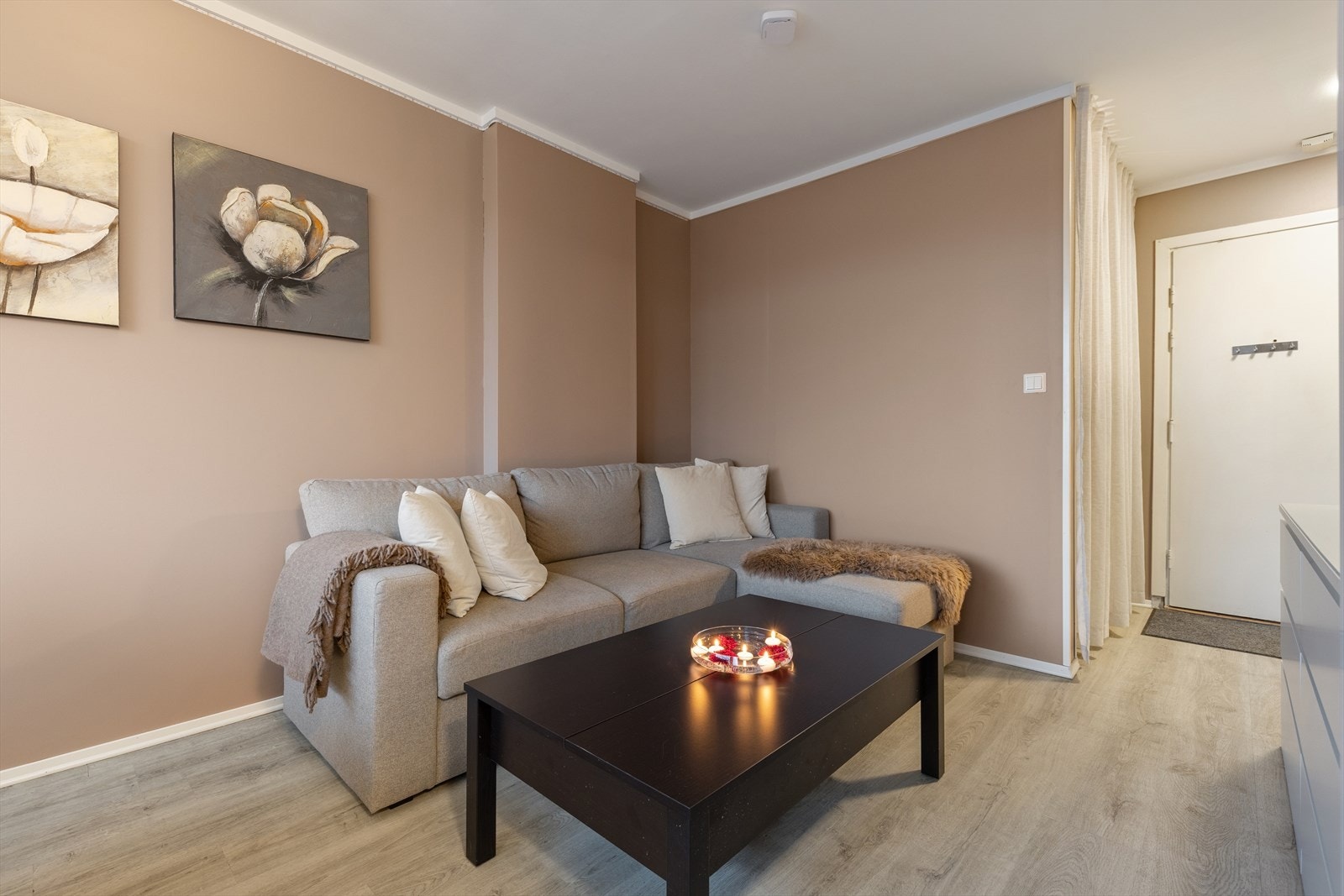 Stuen har god plass til en sofa-sone og en naturlig TV-plassering på veggen over. Galleribilde