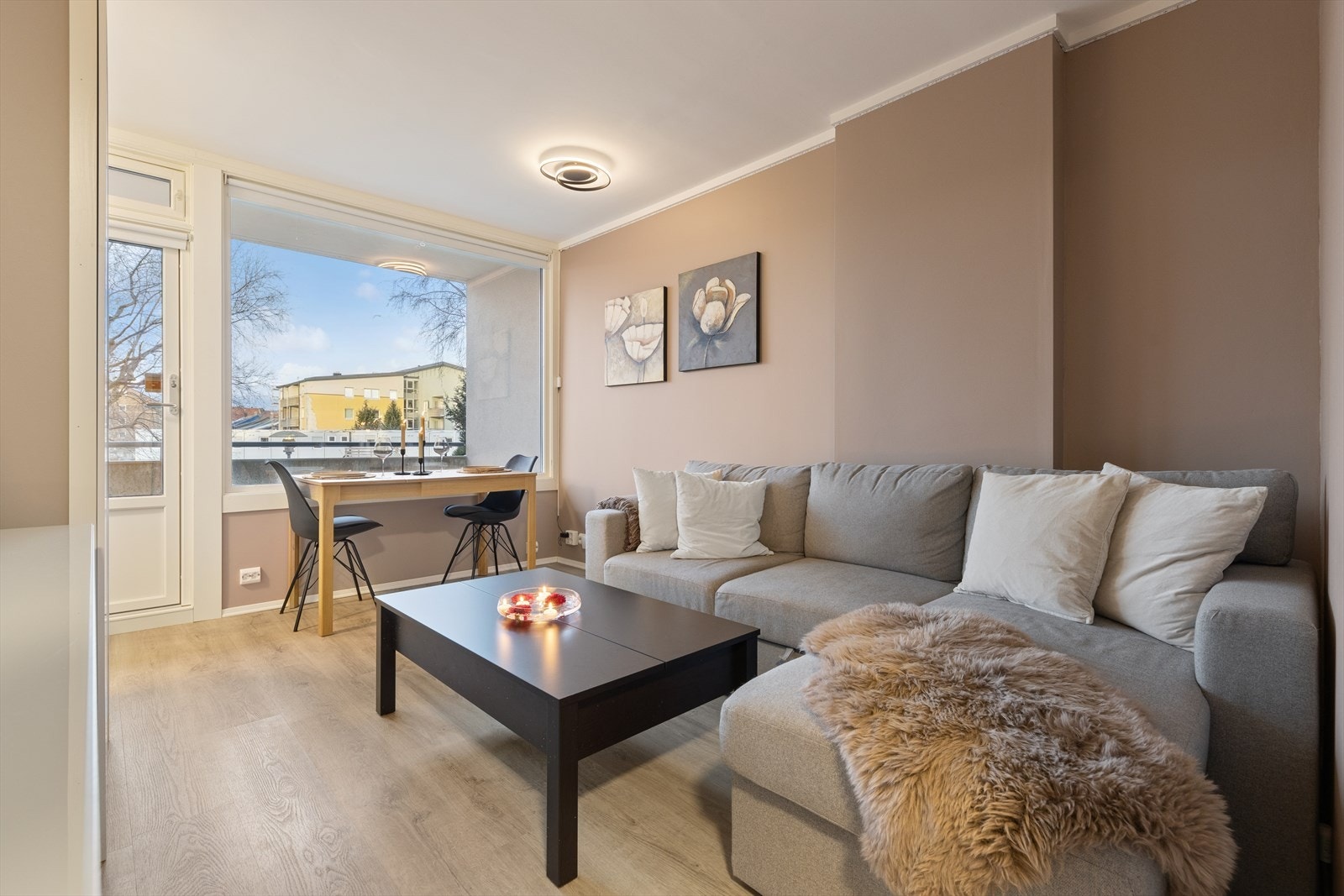 Lys, oppusset andelsleil. med sentral beliggenhet. Her har du muligheten til å sikre deg en flott leilighet i et attraktivt område, med kort vei til dagligvarebutikker, UiS, flotte turområder, E39 og bakeri (søndagsåpent). Galleribilde