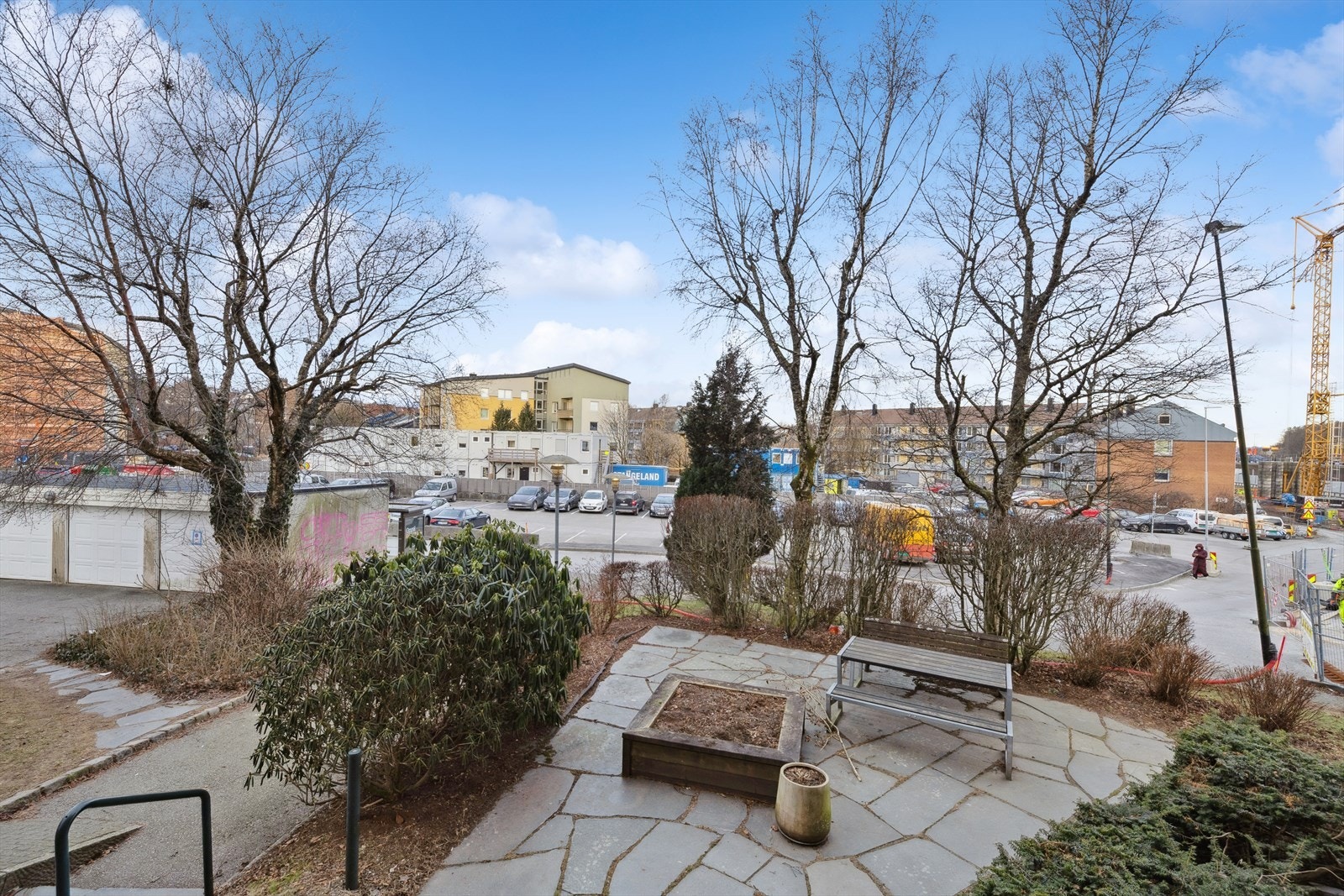 Rett utenfor finner du felles parkeringsområde. Galleribilde