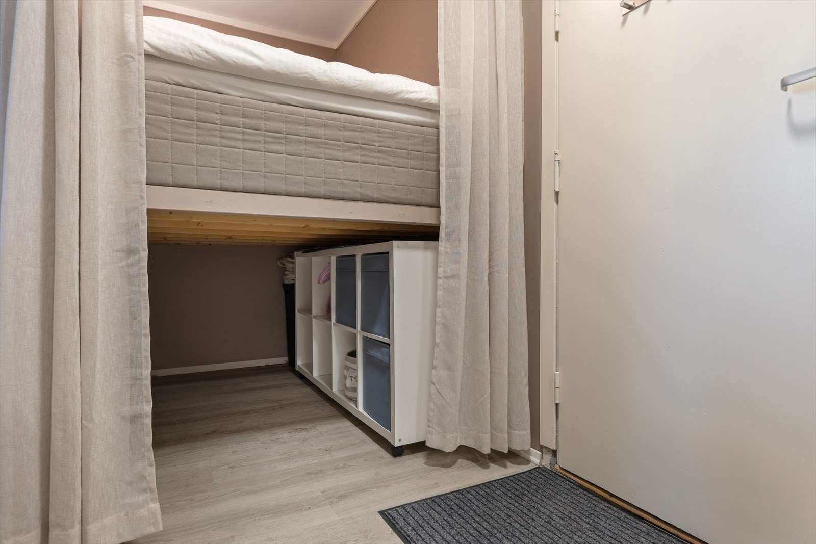 God lagringsplass under alkoven. Galleribilde