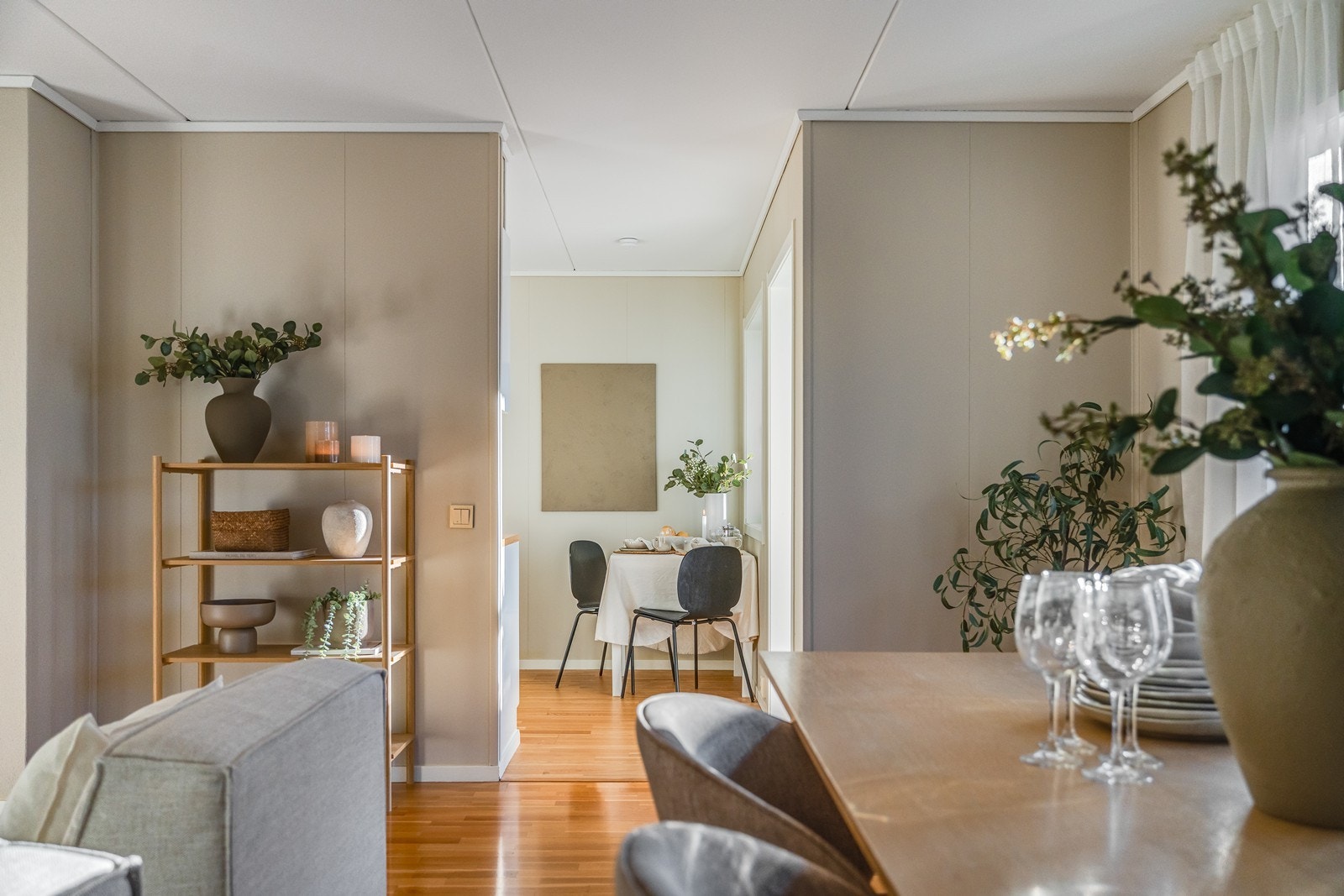 Kjøkkenet er praktisk plassert like ved stuen. Galleribilde